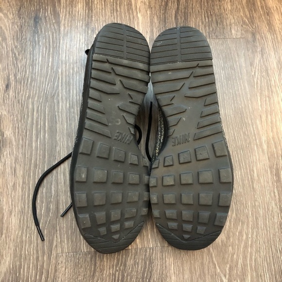 Nike Air Max Thea Black & Gold Jcrd Sneakers - Picture 6 of 8